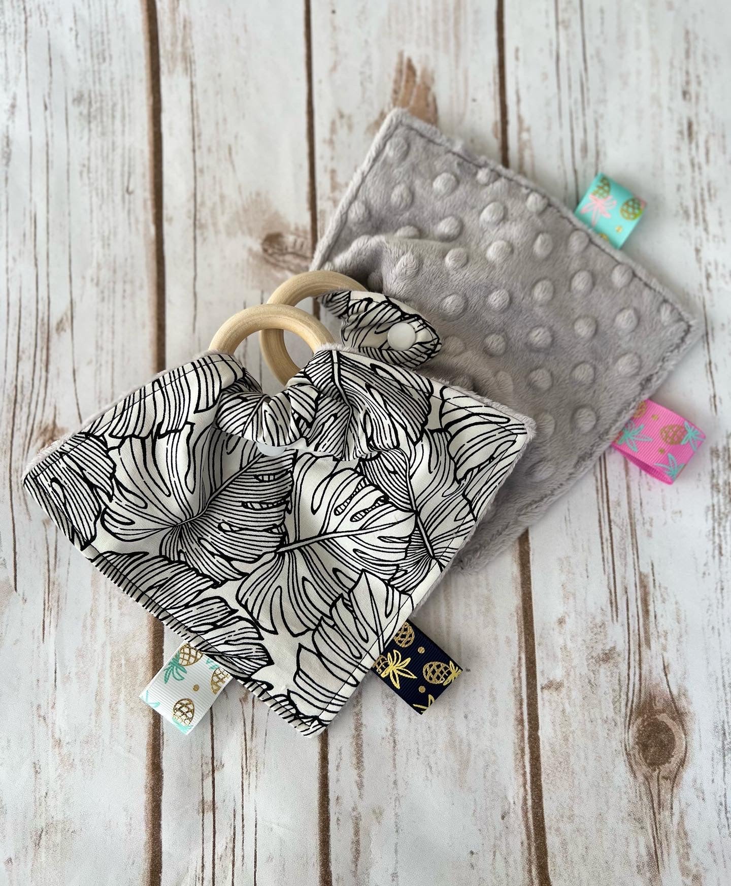 Monstera Sensory Crinkle Baby toy